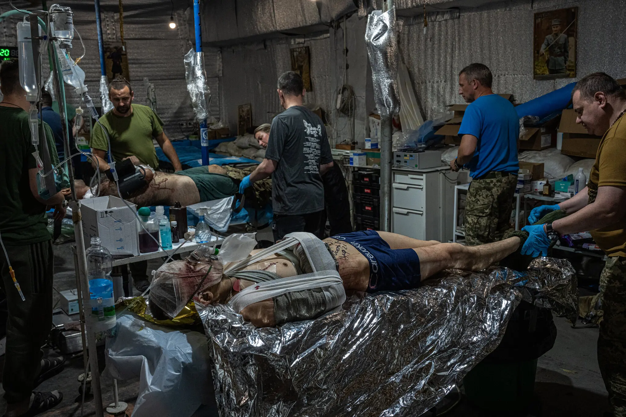 Українські парамедики 5-ї десантно-штурмової бригади в п'ятницю лікують бійців, які отримали поранення від дрона та осколки.